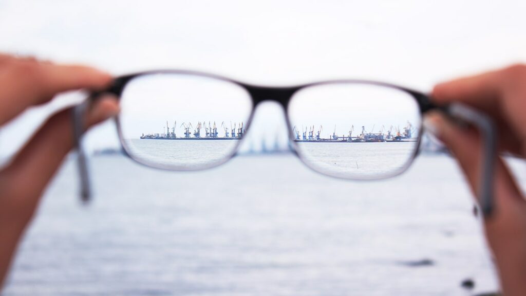 Les lunettes permettent de voir les détails d'un projet financé par l'UE sur un chantier en mer.